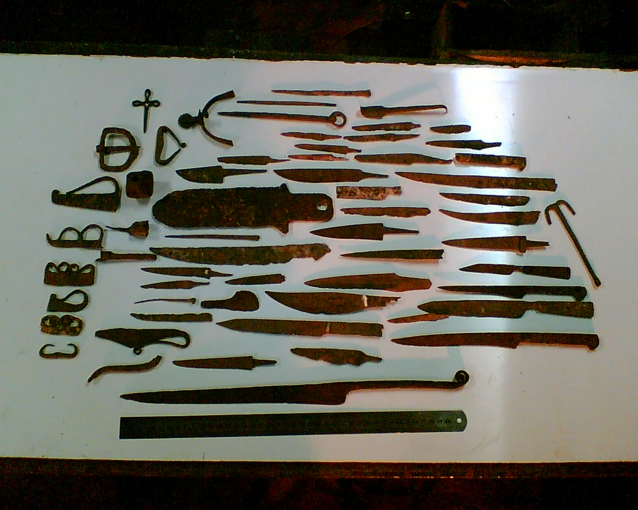 Клинок древнего германца 4. Древние бронзовые ножи. Ножи 12 века. Старинные ножи кованые. Древнерусские ножи археология.
